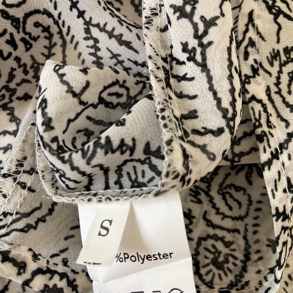 Beautiful Size Small  wrap Black & White - Picture 3 of 3